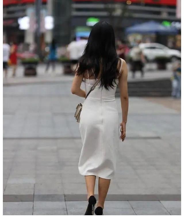穿搭|时尚穿搭：紧身白色连衣裙，搭配简约黑高跟，充分发挥优雅气质感