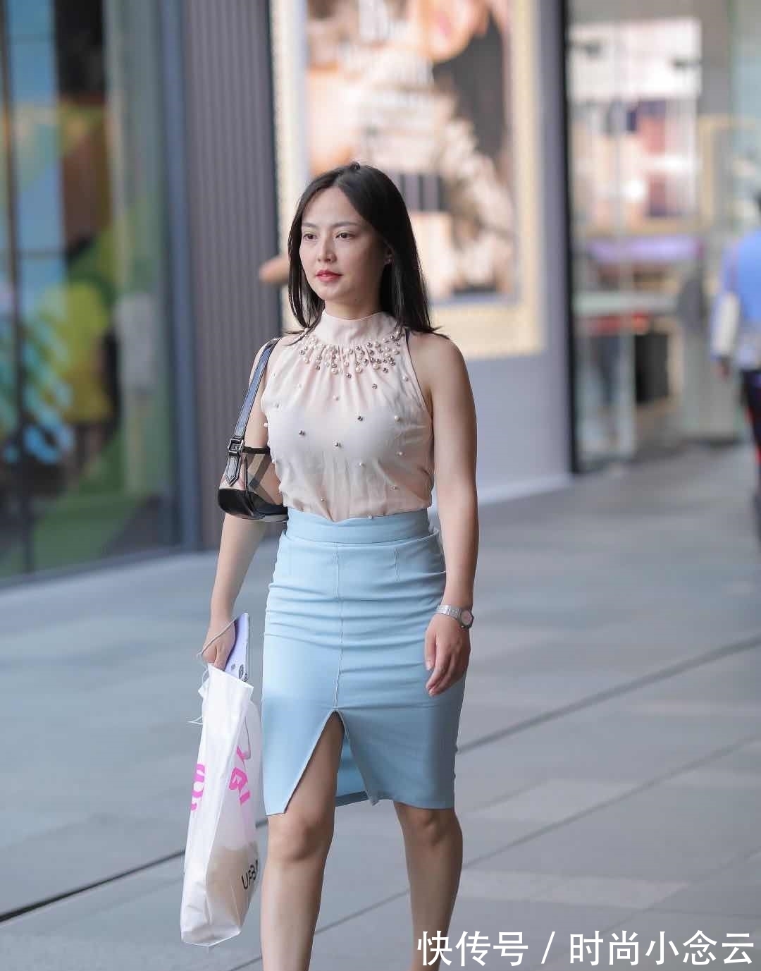 裙子|丝绸无袖T恤,搭配蓝色裙子,瞬间变得时尚感十足