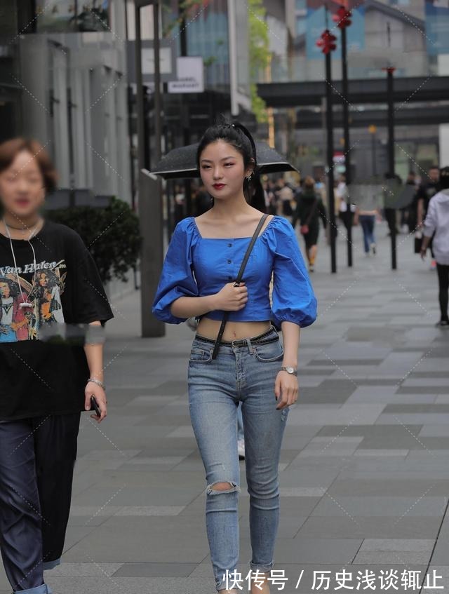 搭配 蓝色的短裤搭配时尚的上衣,非常漂亮,很讲究!