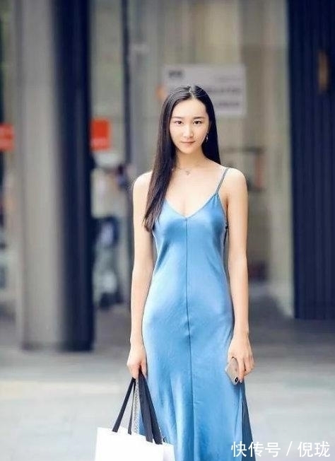 减龄 好看洋气的包臀裙穿着增添简约的美感,轻盈舒适又雅致,时尚减龄