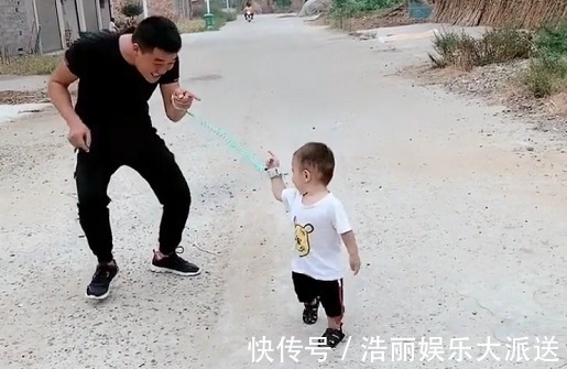 宝妈|“互遛父子”出门散步火了,爹遛娃还是娃遛爹已经傻傻分不清