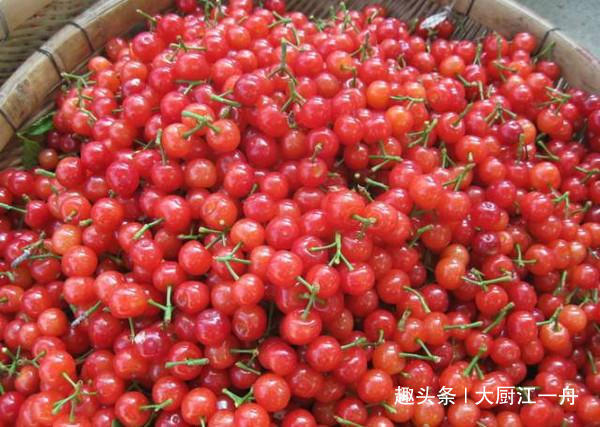 清洗樱桃别用清水冲了,果农大叔教我这样做,农药虫卵自动跑出来