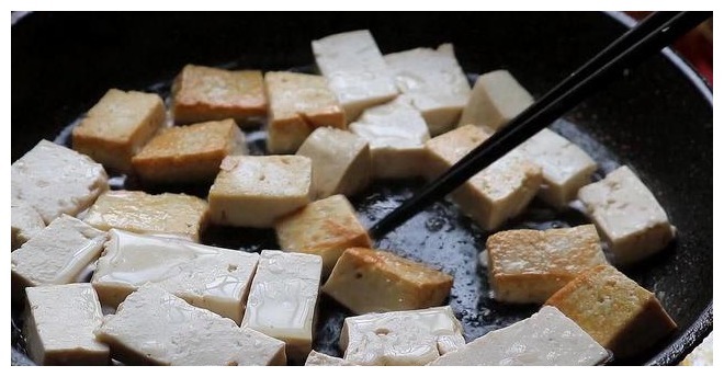 2元豆腐,2个西红柿,比吃大鱼大肉还香,大人孩子都爱吃