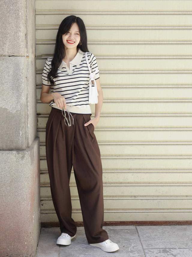 韩系|今年流行穿“针织衫”,搭配半身裙简约洋气,极简穿搭照样高级