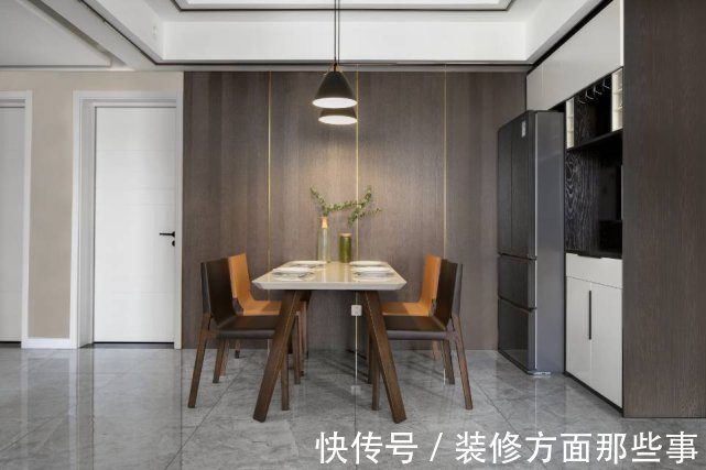 天蓝|115平客餐厅色调以黑白灰为主，加入木棕和天蓝作跳色