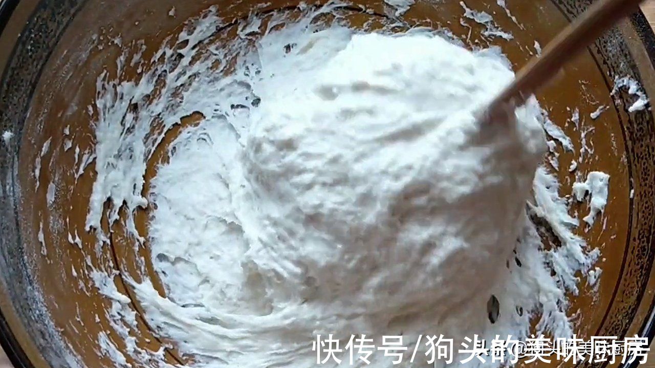 发面饼怎么做最简单？一碗面粉一碗水，用筷子一搅，蓬松又暄软