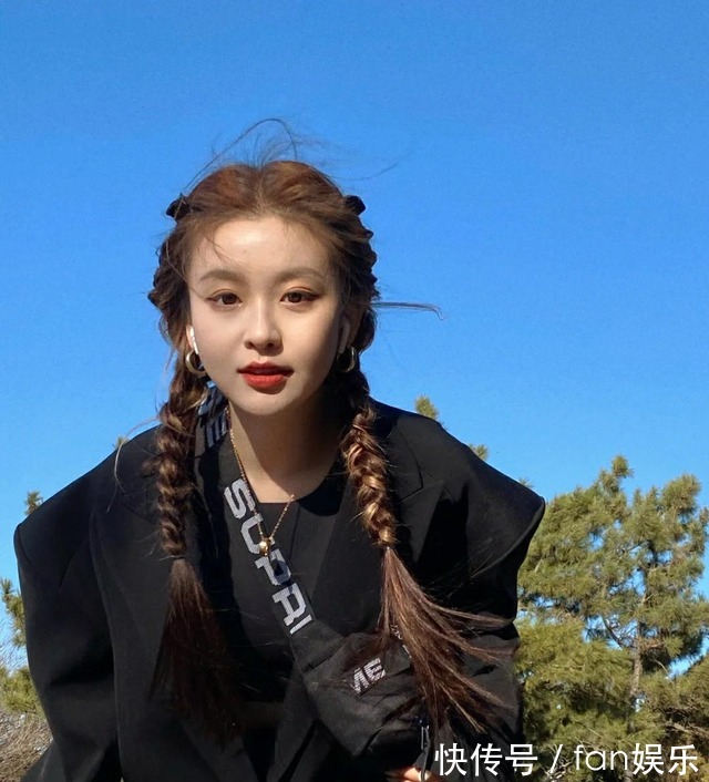 泡泡辫 日常的时尚发型,高丸子头温柔甜美很有少女感,这款值得尝试!