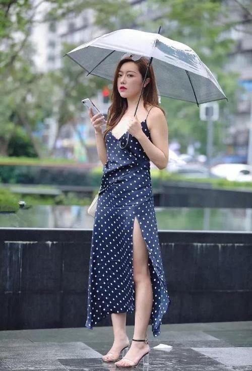 美女脚上搭配一双淡黄色的尖头高跟鞋,显得特别的时尚靓丽