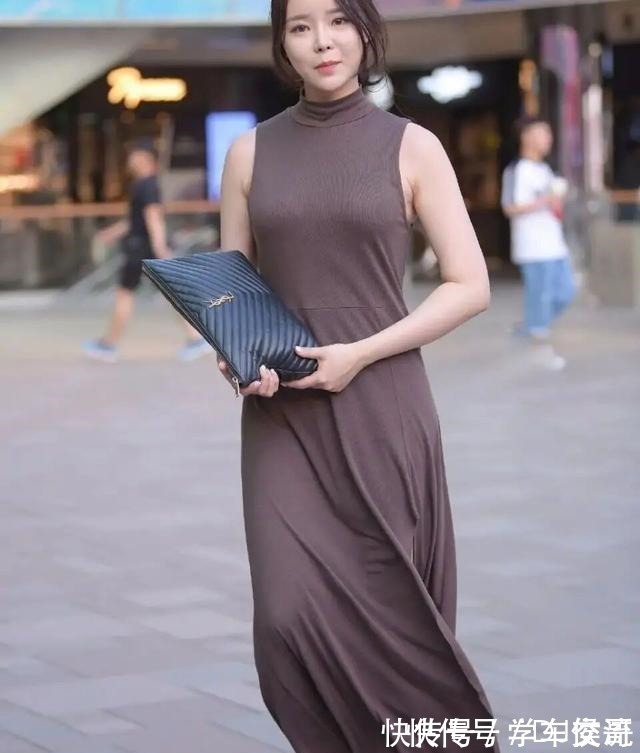高跟鞋 “A字裙”的潮流已经没有了,今年流行“马甲裙”,又瘦又洋气!