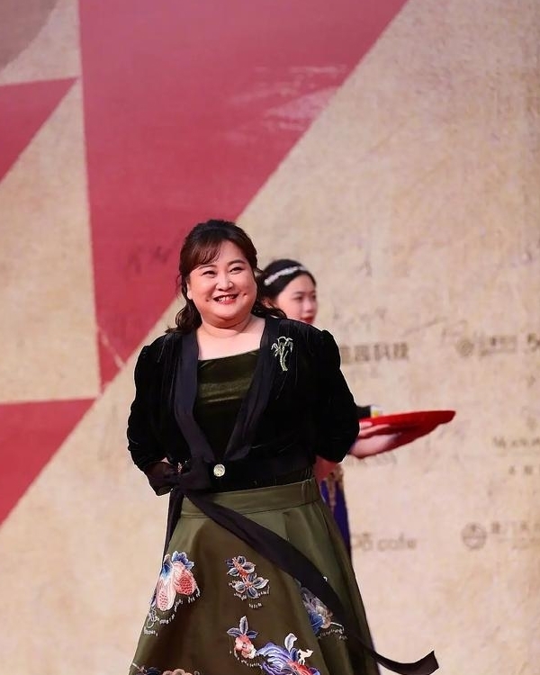 有种“整容”叫王牌家族开播,关晓彤美得冒泡,沈腾胖得完全变样