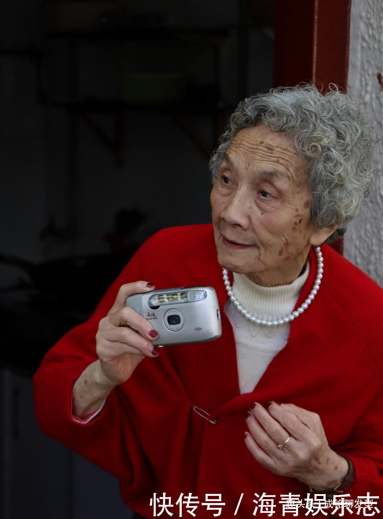 老年人经常烫染发质差,头发毛躁还显老,三个妙招让头发恢复如初