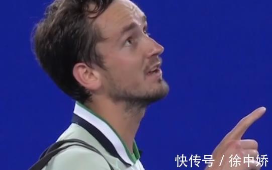 梅德维德夫|澳网火爆场面,梅德维德夫冲裁判怒吼,要求给西西帕斯警告
