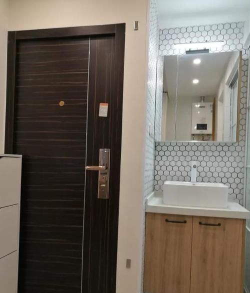 卫生间|62㎡小户型真能作妖,一个卫生间非要装俩门,装完好像100㎡!