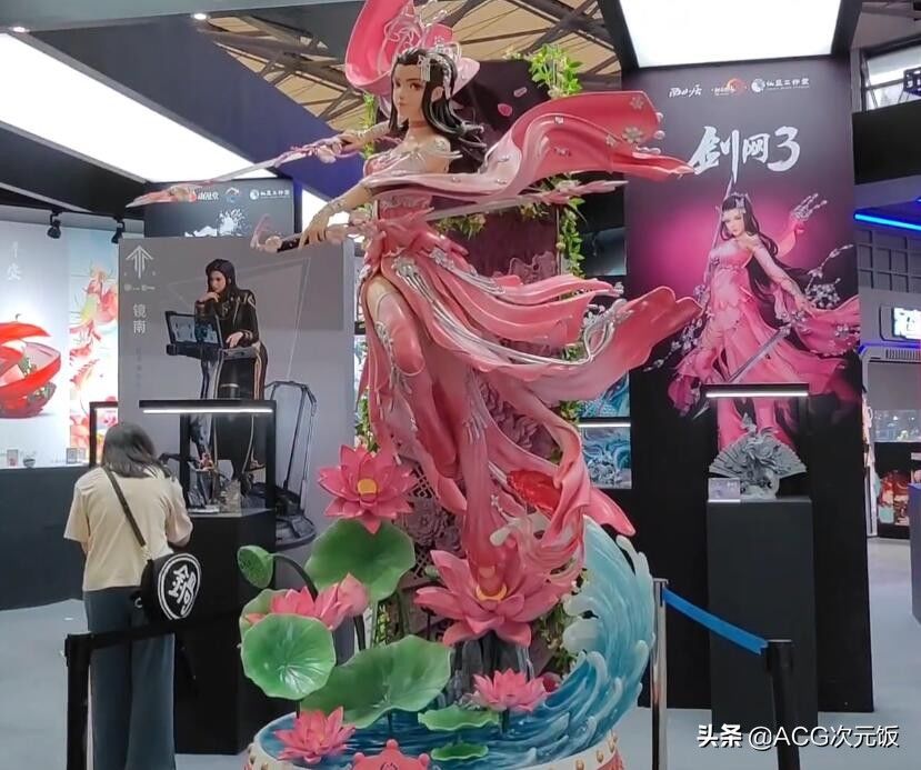旗袍|2021WF展出多个等身手办，洛天依国风旗袍，剑网三的是神仙姐姐？