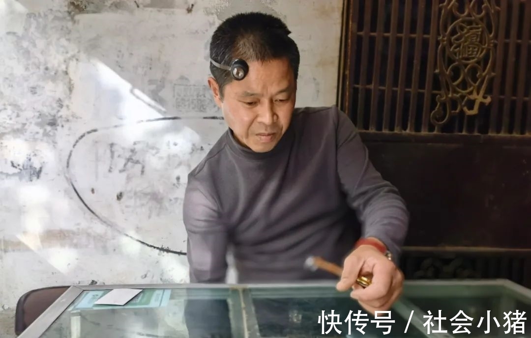 修表匠 墨江:修表匠 “嘀嗒”声中“修复”旧时光