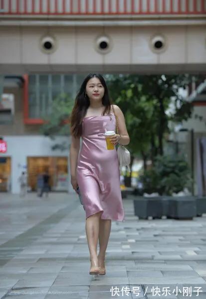 女人味 法式风情的紫色吊带长裙,微胖身材的女生穿起来效果如何?