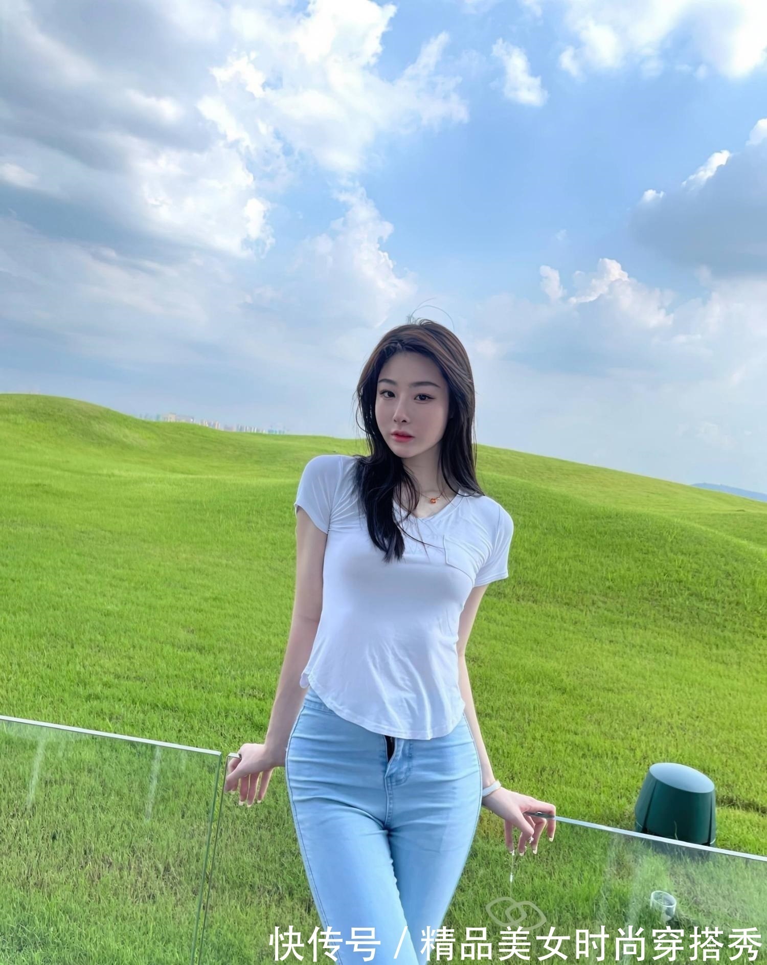 优雅 水洗白的牛仔裤干净利落,修身的款式更加的显身材,尽显优雅气质