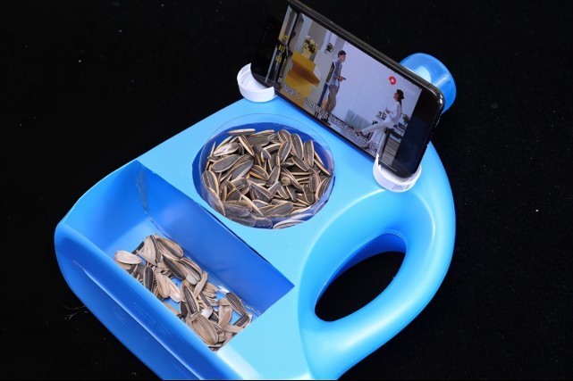 洗衣液瓶子别扔了,简单改造一下,放在床上,全家人都要抢着用