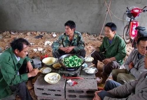 一天吃两顿饭和一天三顿饭，哪个更科学？