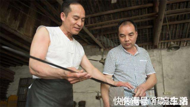 郑国荣#铸剑师郑国荣:第一把剑拍卖两万,第2把陨铁铸造,第3把赠金庸