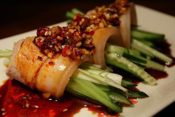 美食推荐香辣猪蹄，酸菜鸭血肥肠，虾仁蒸南瓜，白肉蔬菜卷