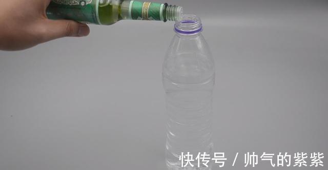 塑料瓶装点水挂在窗边，作用真厉害，邻居见了纷纷学起来