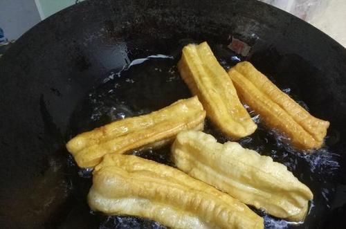 炸油条加酵母是大错特错，老师傅教你正宗配方，油条根根蓬松酥脆
