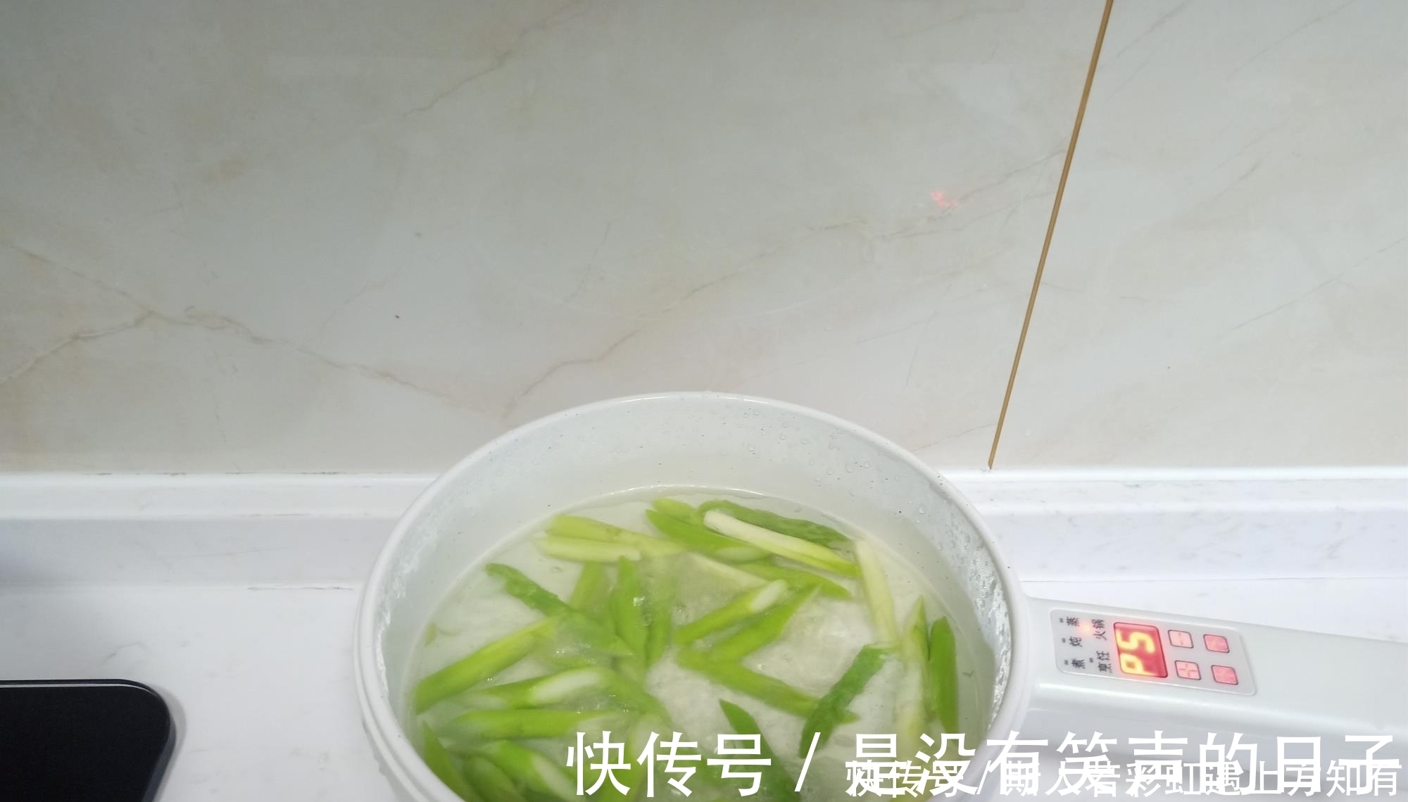 儿子|儿子不在家,老两口晚餐3个菜只花10元钱,网友:太会过日子了