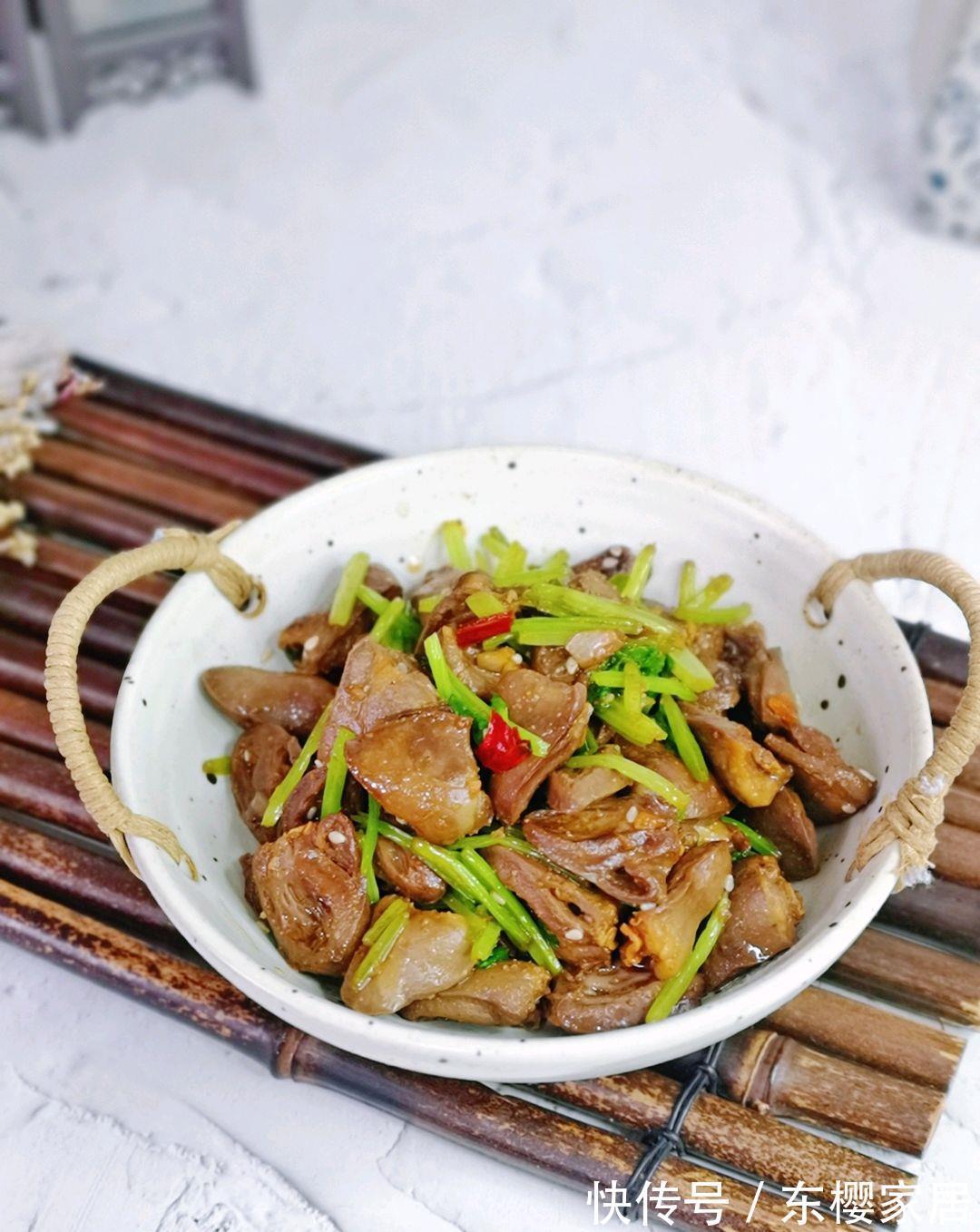 搭配|芹菜和鸭心搭配，简单炒一炒，就是一道好吃的下饭菜