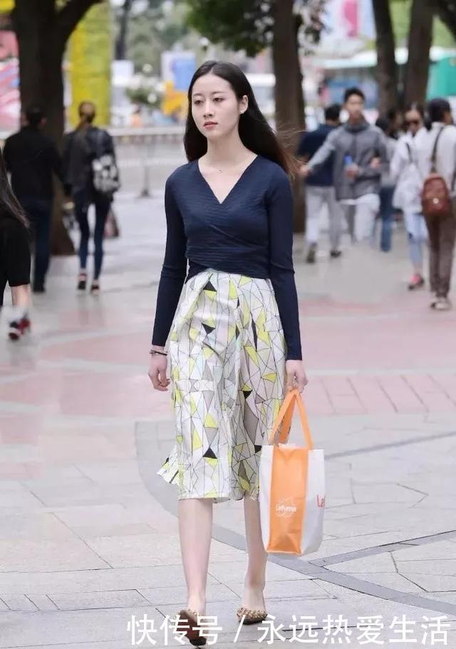 V领针织半身裙,气质动人,清新自然