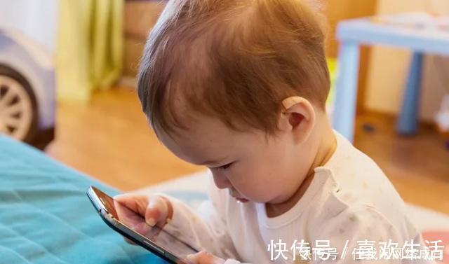 小美好|1岁宝宝偷玩老爸手机,听到爸爸脚步声后,宝宝的反应太机智了