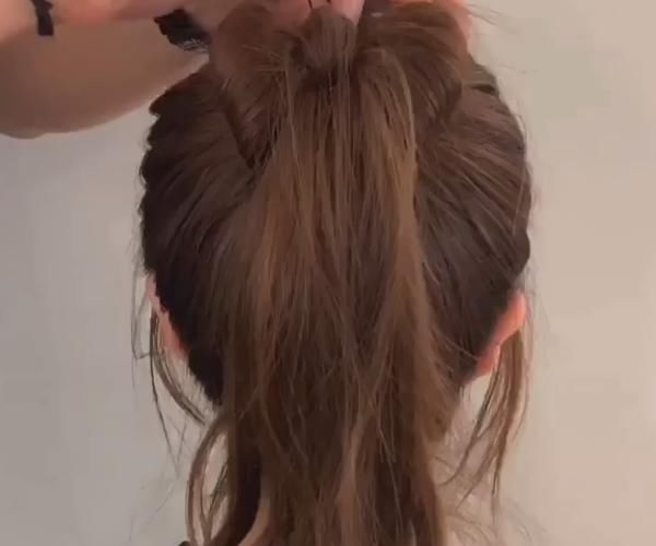 女孩编完一款单马尾发型后,居然神似二次元人物,网友:真的被惊艳到了