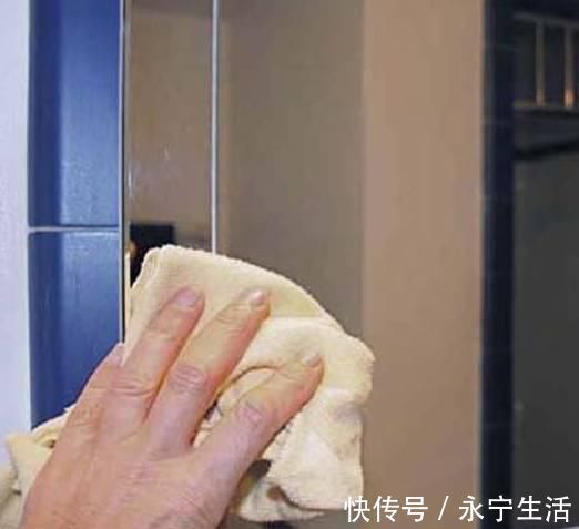 洗完澡镜子总是雾雾的怎么办？教你一招，超实用！