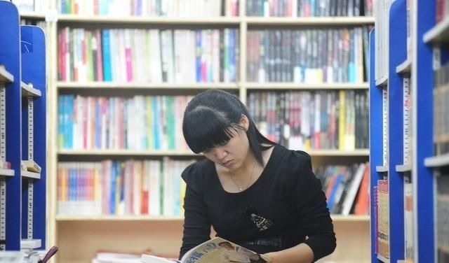 王伯刚@一张照片30首诗,诗写奇景礁石孤影晓天长,手挚卷书思故乡