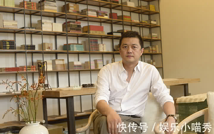 李亚鹏办公室内景曝光!桌上放很多手写笔记本,豪华茶几可以养鱼