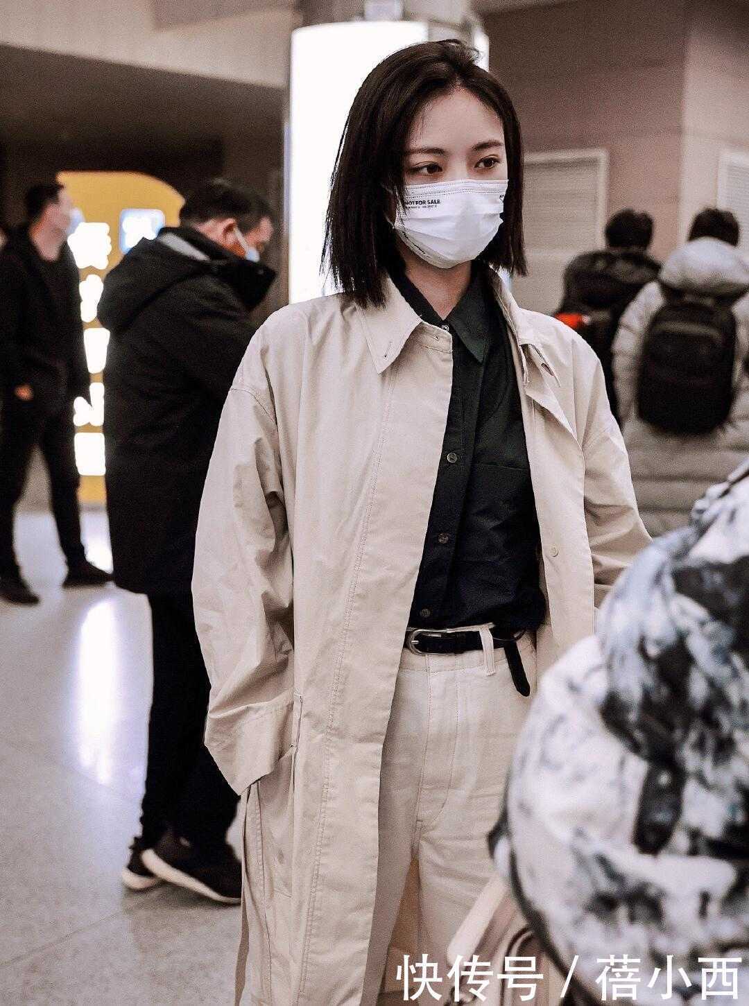 安吉丽娜·朱莉气质太高级，简单穿风衣配围巾出街，就气场开挂