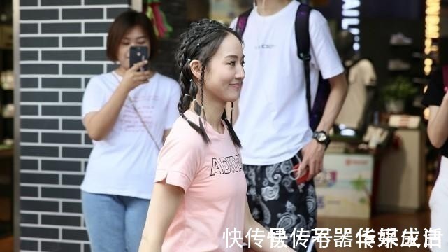 脸型|张钧甯真“水灵灵”,素颜没啥瑕疵,齐刘海也好嫩,但穿得不咋地