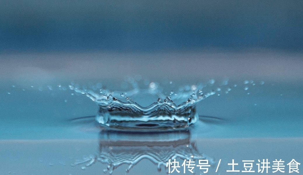 自然界|生活中的水,既没有颜色,也是透明的,为何还能"亲眼"看到?