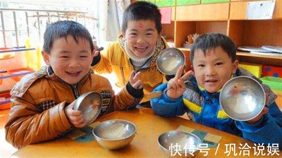 媛媛|孩子称“幼儿园饭菜香,能吃两碗”,看到午餐照,妈妈大受打击