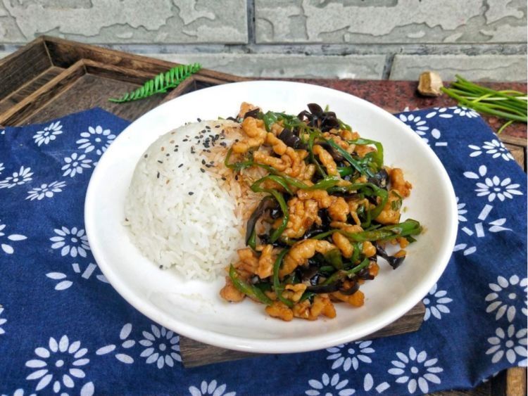 家常猪肉青椒盖饭，自己做一点也不难，饭菜一锅出