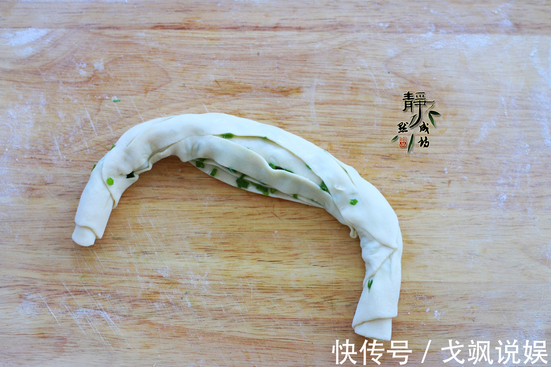 葱油饼如此做，外脆里嫩层次多到数不清，边烙边吃，烙完也吃饱了