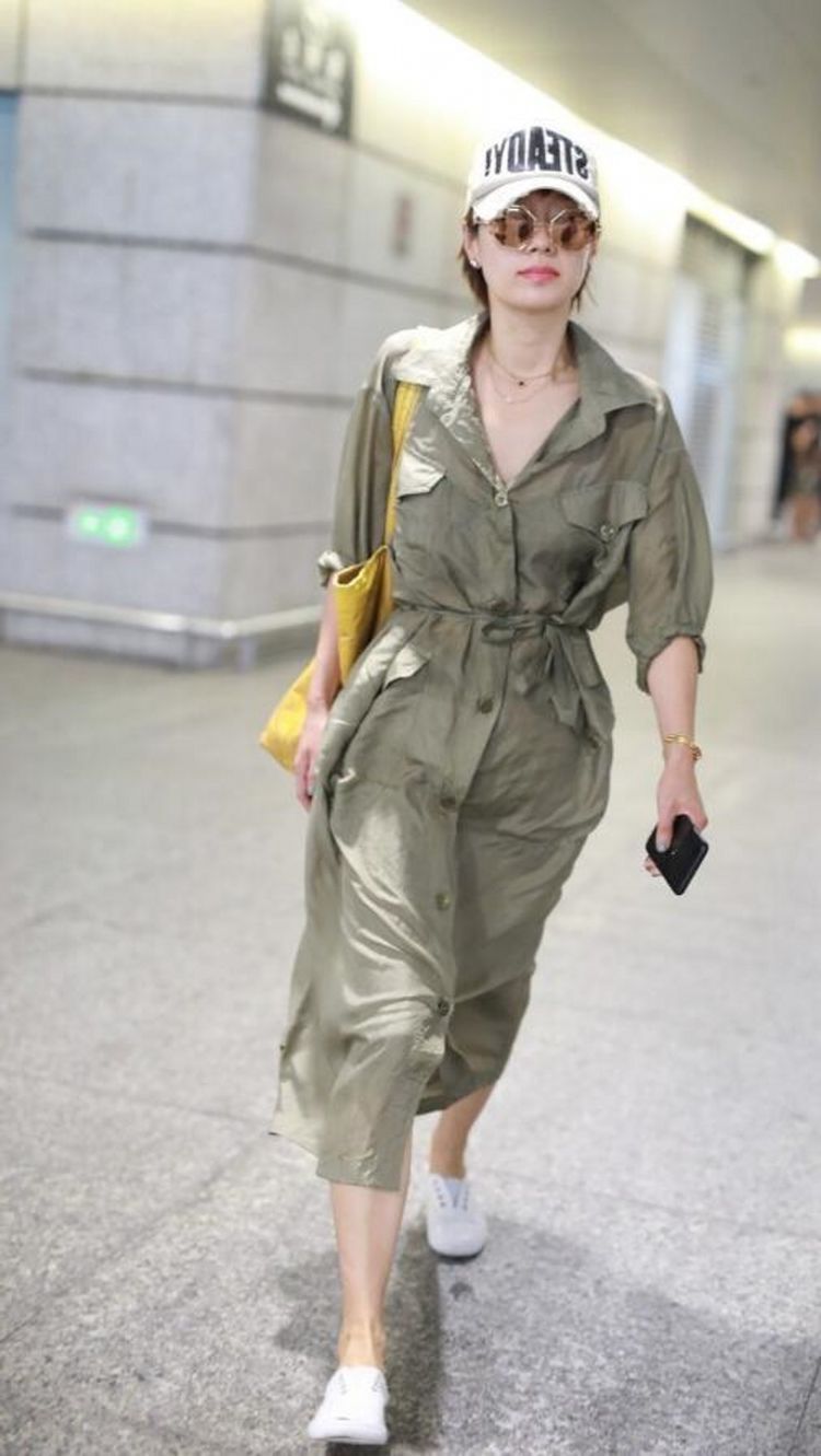 小肚腩|街拍：高腰黑色喇叭裤，关键点，显瘦裹住小肚腩