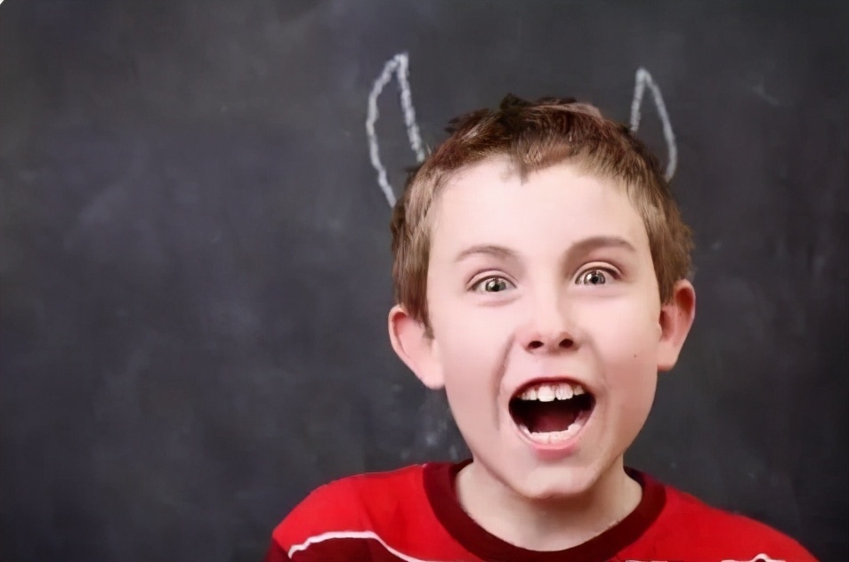 母亲|他是中国第一懒人,从不洗衣服做饭,吃饭靠人喂,如今怎样了?