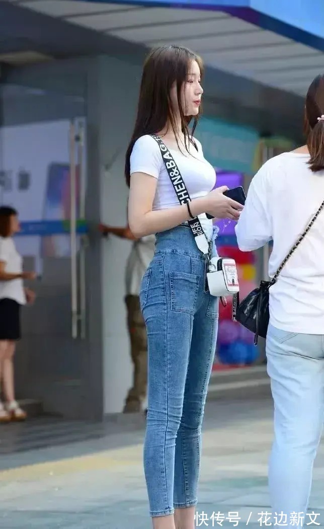腰精|街拍：“小腰精”完美的视觉冲击，呈现完美腿线！