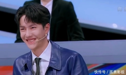 王一博在《上线吧!华彩少年》节目中学戏腔有模有样