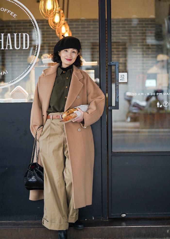 真正有品味的女人，穿大衣很少配打底裤，像三木妈妈这样搭，真美
