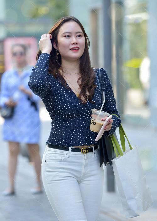 波点元素上衣,上深下浅搭配,散发庄严稳重气质