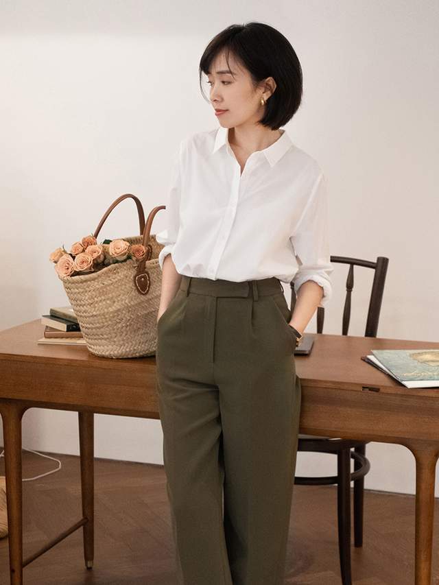 衬衫|33岁的女性如何穿衬衫才时髦?搭配上牛仔裤和蓝色西装裤,超好看