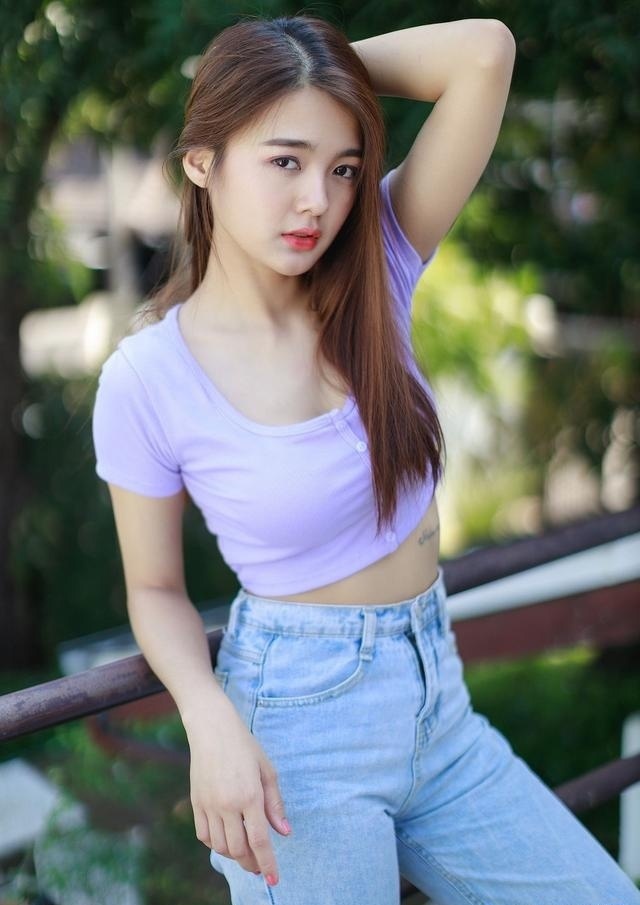 身材|省布料的小背心搭配宽松牛仔裤,秀出小姐姐的身材,也穿出了个性