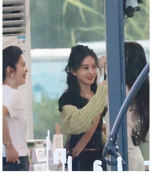 热心肠|姐妹情深!赵丽颖张碧晨录制中餐厅,期间颖宝贴心地帮她整理头发